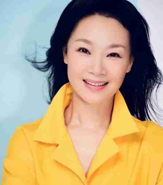 她被誉为军中花仙子，连续15年上春晚，男友患癌离世，52岁仍单身_3-第9张图片-九妖电影