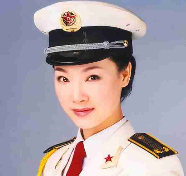 她被誉为军中花仙子，连续15年上春晚，男友患癌离世，52岁仍单身_3-第13张图片-九妖电影