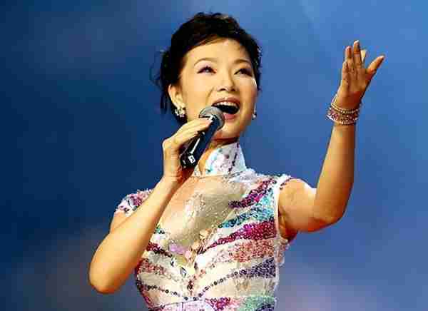 她被誉为军中花仙子，连续15年上春晚，男友患癌离世，52岁仍单身_3-第12张图片-九妖电影