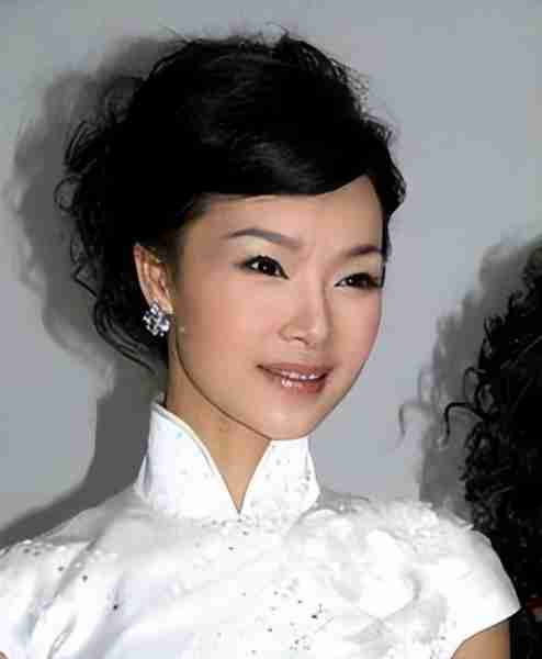 她被誉为军中花仙子，连续15年上春晚，男友患癌离世，52岁仍单身_3-第19张图片-九妖电影
