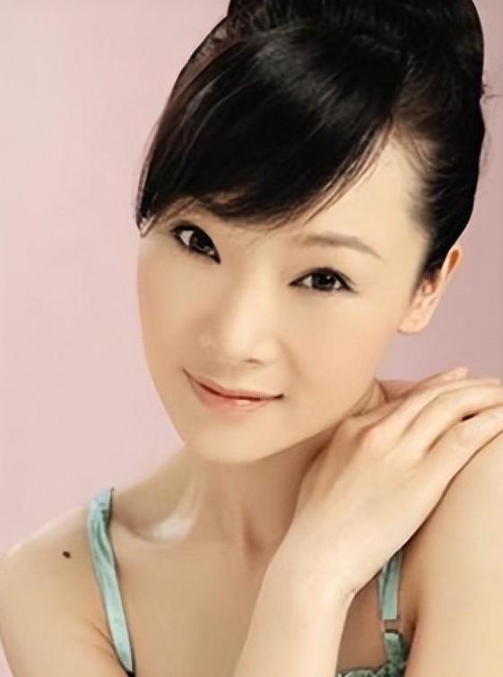 她被誉为军中花仙子，连续15年上春晚，男友患癌离世，52岁仍单身_3-第21张图片-九妖电影