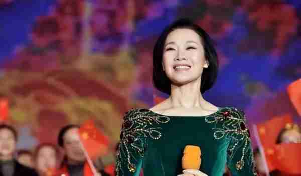 她被誉为军中花仙子，连续15年上春晚，男友患癌离世，52岁仍单身_4-第1张图片-九妖电影