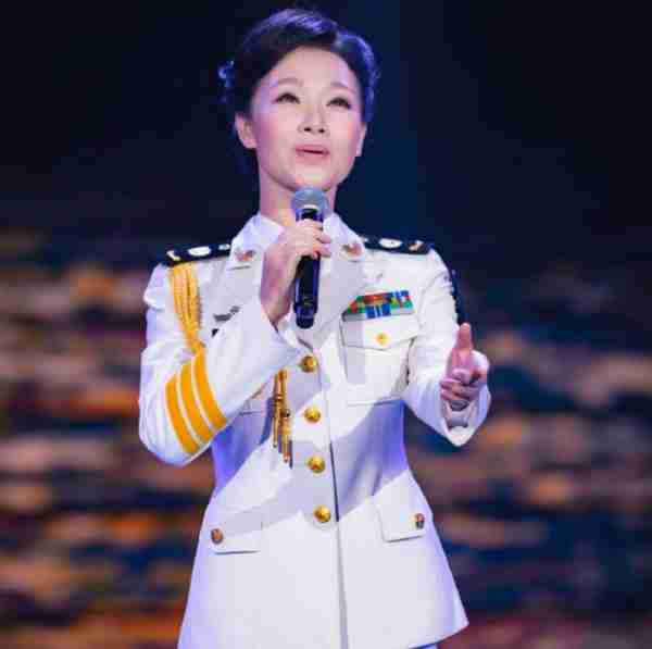 她被誉为军中花仙子，连续15年上春晚，男友患癌离世，52岁仍单身_4-第2张图片-九妖电影