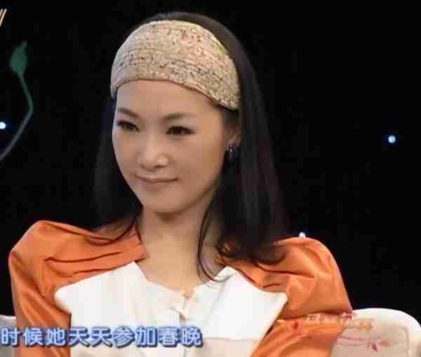 她被誉为军中花仙子，连续15年上春晚，男友患癌离世，52岁仍单身_4-第5张图片-九妖电影
