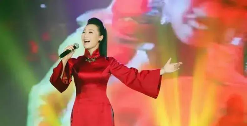 她被誉为军中花仙子，连续15年上春晚，男友患癌离世，52岁仍单身_4-第4张图片-九妖电影