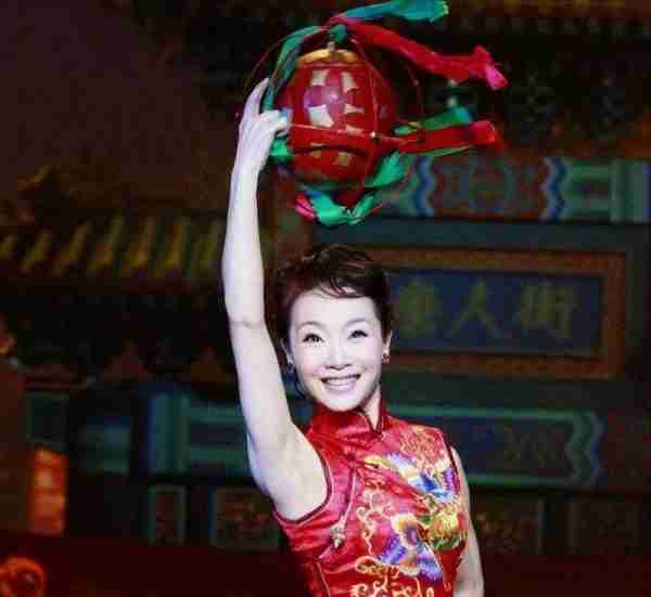 她被誉为军中花仙子，连续15年上春晚，男友患癌离世，52岁仍单身_4-第7张图片-九妖电影
