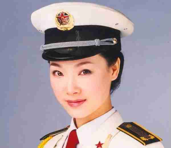 她被誉为军中花仙子，连续15年上春晚，男友患癌离世，52岁仍单身_4-第8张图片-九妖电影