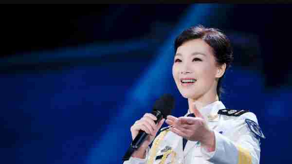 她被誉为军中花仙子，连续15年上春晚，男友患癌离世，52岁仍单身_4-第9张图片-九妖电影