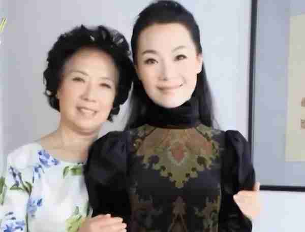 她被誉为军中花仙子，连续15年上春晚，男友患癌离世，52岁仍单身_4-第10张图片-九妖电影
