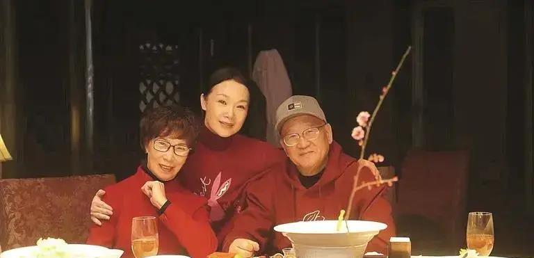 她被誉为军中花仙子，连续15年上春晚，男友患癌离世，52岁仍单身_4-第15张图片-九妖电影