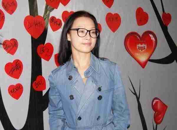她被誉为军中花仙子，连续15年上春晚，男友患癌离世，52岁仍单身_4-第17张图片-九妖电影