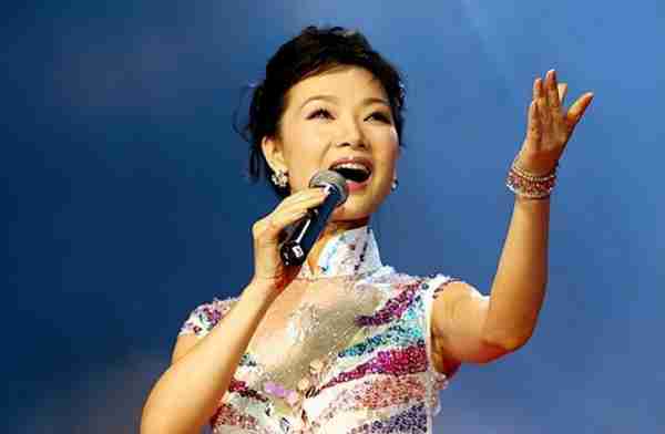 她被誉为军中花仙子，连续15年上春晚，男友患癌离世，52岁仍单身_4-第20张图片-九妖电影