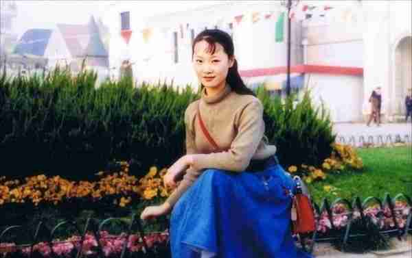 她被誉为军中花仙子，连续15年上春晚，男友患癌离世，52岁仍单身_4-第30张图片-九妖电影