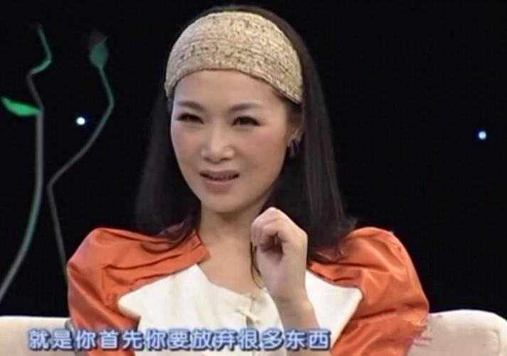 她被誉为军中花仙子，连续15年上春晚，男友患癌离世，52岁仍单身_4-第32张图片-九妖电影