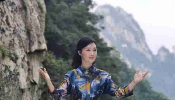 她被誉为军中花仙子，连续15年上春晚，男友患癌离世，52岁仍单身_4-第33张图片-九妖电影