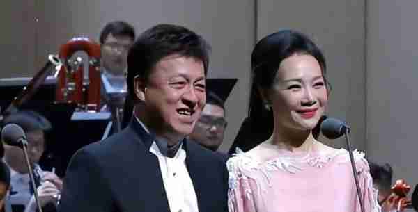 她被誉为军中花仙子，连续15年上春晚，男友患癌离世，52岁仍单身_4-第28张图片-九妖电影