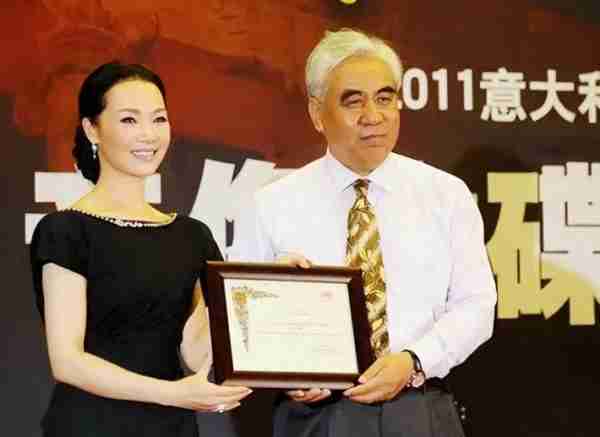 她被誉为军中花仙子，连续15年上春晚，男友患癌离世，52岁仍单身_5-第6张图片-九妖电影