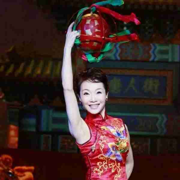 她被誉为军中花仙子，连续15年上春晚，男友患癌离世，52岁仍单身_5-第7张图片-九妖电影