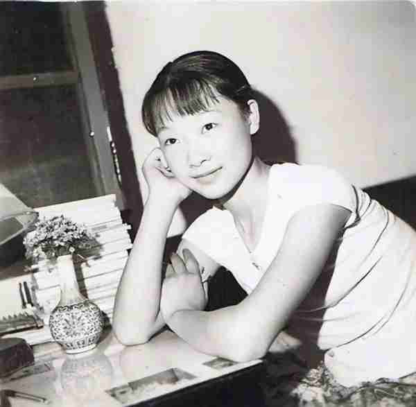 她被誉为军中花仙子，连续15年上春晚，男友患癌离世，52岁仍单身_5-第12张图片-九妖电影