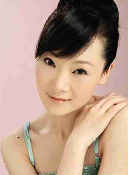 她被誉为军中花仙子，连续15年上春晚，男友患癌离世，52岁仍单身_5-第13张图片-九妖电影