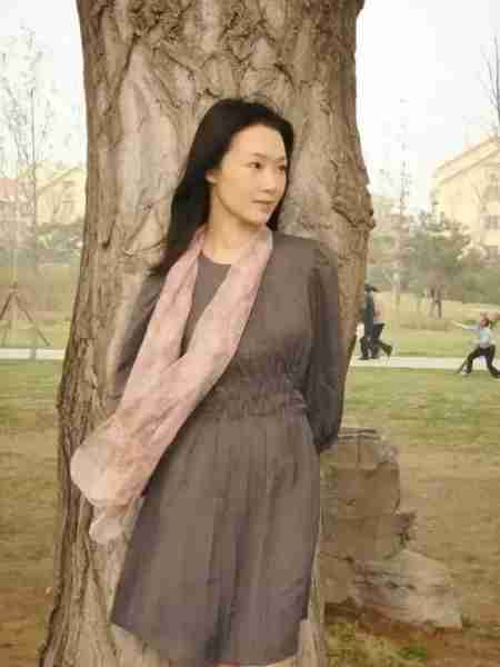 她被誉为军中花仙子，连续15年上春晚，男友患癌离世，52岁仍单身_5-第16张图片-九妖电影