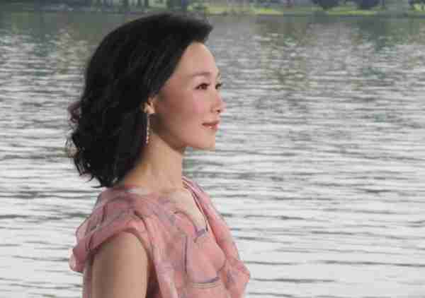 她被誉为军中花仙子，连续15年上春晚，男友患癌离世，52岁仍单身_6-第7张图片-九妖电影
