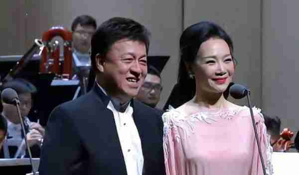 她被誉为军中花仙子，连续15年上春晚，男友患癌离世，52岁仍单身_6-第9张图片-九妖电影