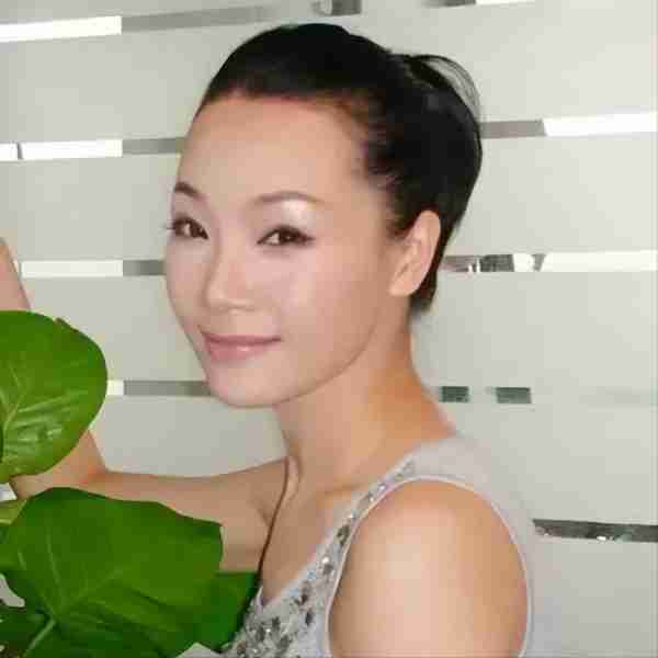 她被誉为军中花仙子，连续15年上春晚，男友患癌离世，52岁仍单身_6-第14张图片-九妖电影