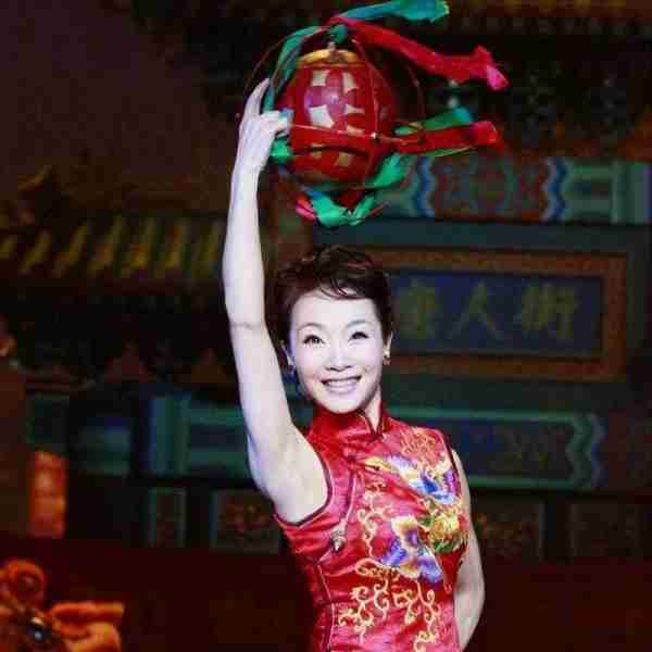 她被誉为军中花仙子，连续15年上春晚，男友患癌离世，52岁仍单身_6-第15张图片-九妖电影