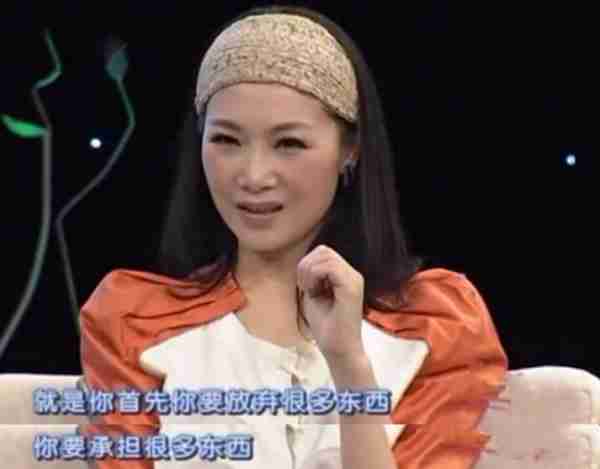 她被誉为军中花仙子，连续15年上春晚，男友患癌离世，52岁仍单身_7-第7张图片-九妖电影