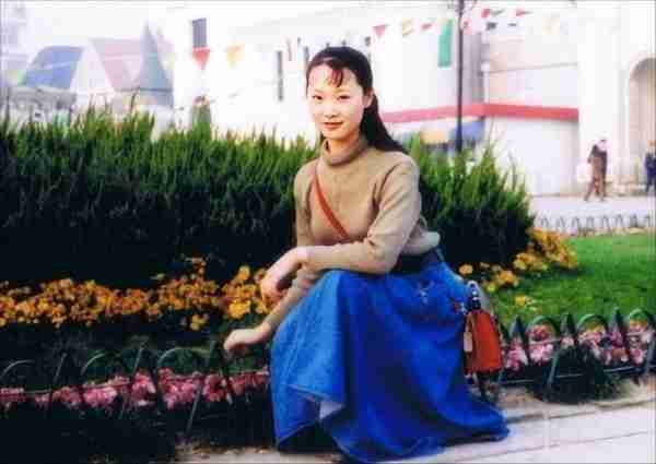 她被誉为军中花仙子，连续15年上春晚，男友患癌离世，52岁仍单身_7-第4张图片-九妖电影