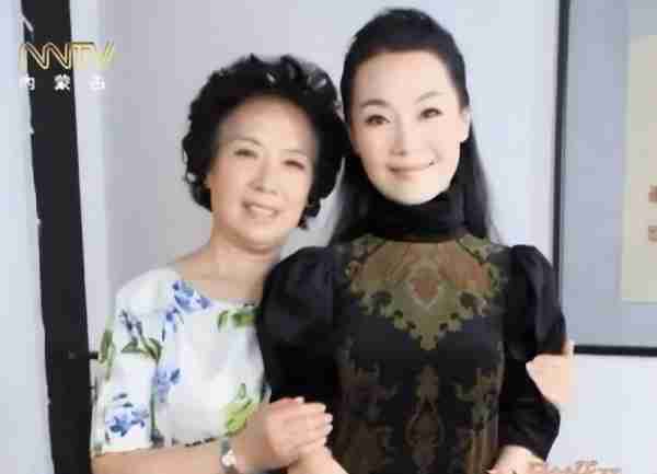 她被誉为军中花仙子，连续15年上春晚，男友患癌离世，52岁仍单身_7-第10张图片-九妖电影