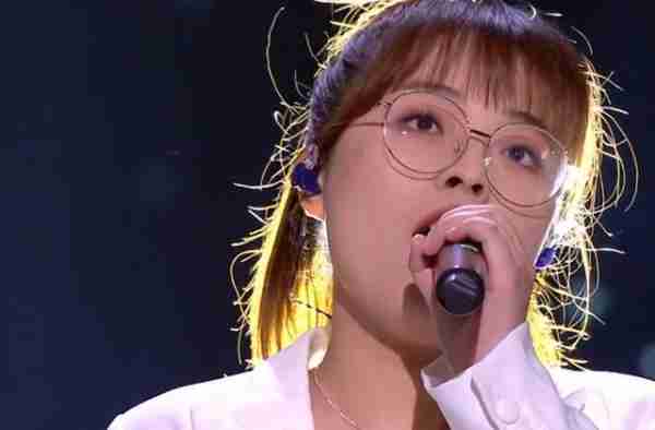 她被誉为好声音最惨冠军，夺冠一个月后无人问津，如今判若两人-第21张图片-九妖电影