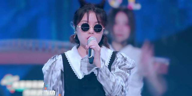 她被誉为好声音最惨冠军，夺冠一个月后无人问津，如今判若两人-第35张图片-九妖电影