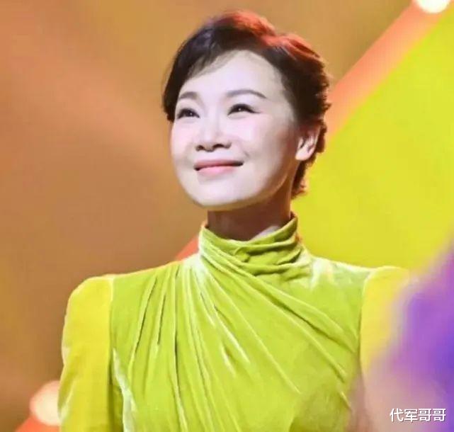 她连续14年上春晚，男友不幸患癌症离世，如今53岁婚姻成谜-第4张图片-九妖电影