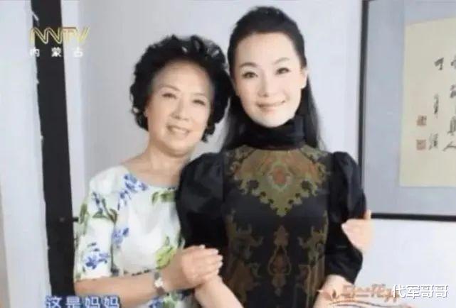 她连续14年上春晚，男友不幸患癌症离世，如今53岁婚姻成谜-第13张图片-九妖电影