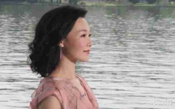 她连续14年上春晚，男友不幸患癌症离世，如今53岁婚姻成谜-第14张图片-九妖电影