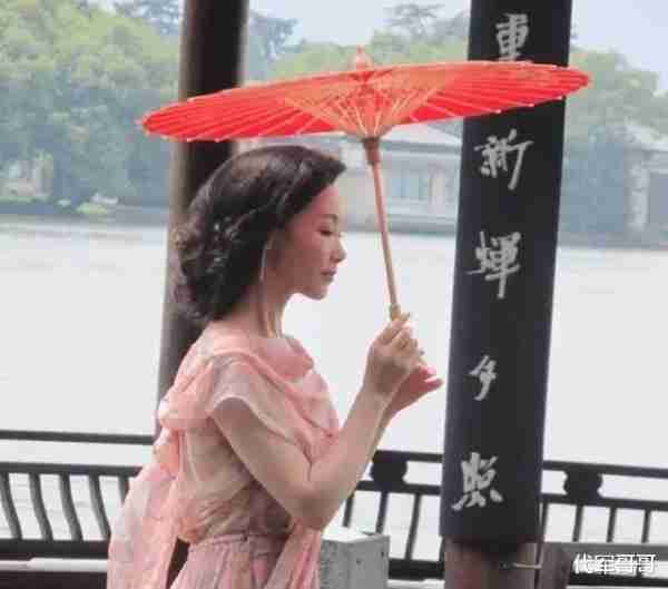 她连续14年上春晚，男友不幸患癌症离世，如今53岁婚姻成谜-第17张图片-九妖电影