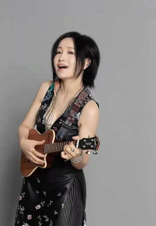 她连续4次登上春晚，却被恩师蒙骗同居堕胎，如今55岁仍单身-第12张图片-九妖电影