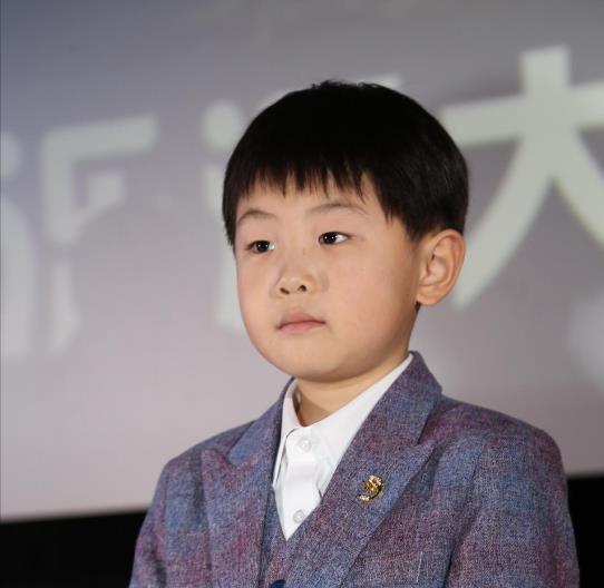 如今13岁的童星张峻豪；早已是父母的骄傲，3岁出名，5岁上春晚-第25张图片-九妖电影