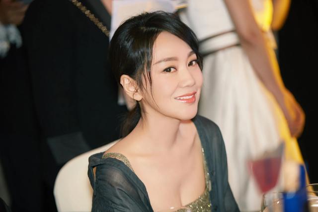 娱乐圈的甜蜜故事来，奔跑吧爆大瓜，闫妮活过来了-第18张图片-九妖电影