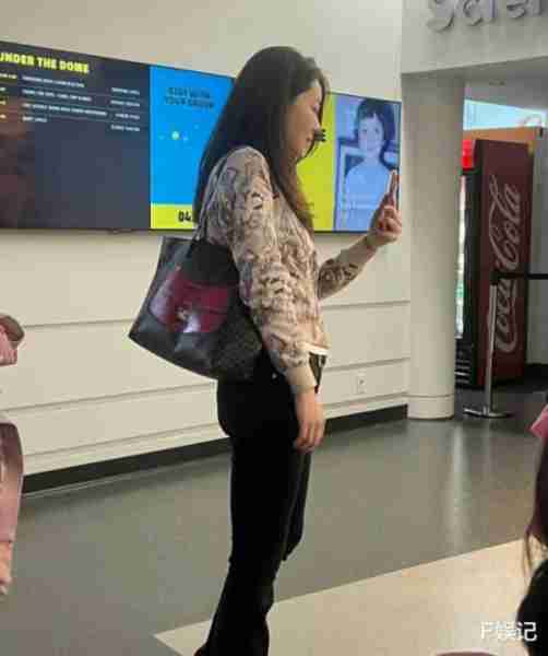 熊黛林郭可颂带女儿们出国旅游路人视角下夫妻俩身高差明显-第2张图片-九妖电影
