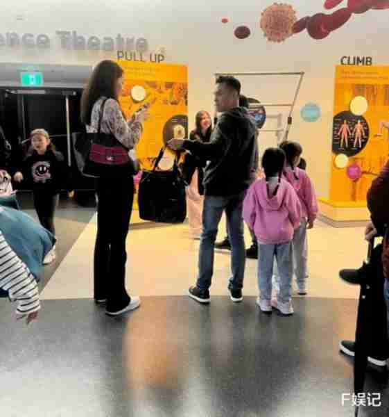 熊黛林郭可颂带女儿们出国旅游路人视角下夫妻俩身高差明显-第1张图片-九妖电影