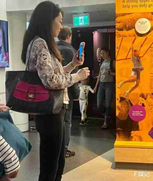 熊黛林郭可颂带女儿们出国旅游路人视角下夫妻俩身高差明显-第3张图片-九妖电影