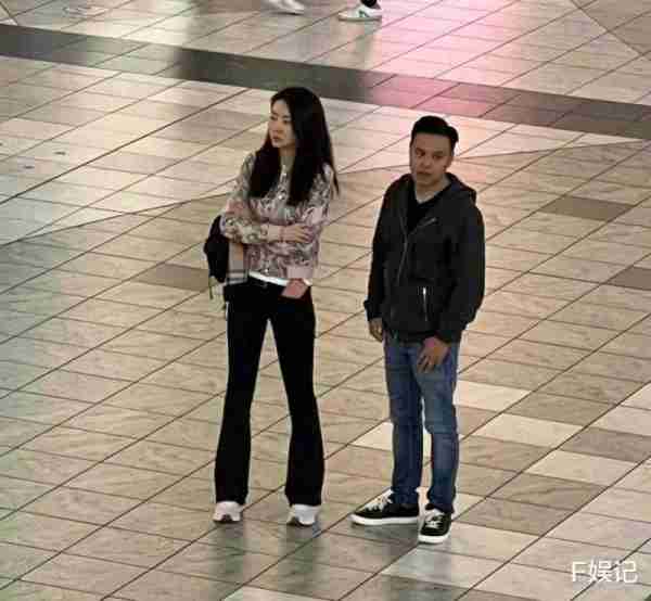 熊黛林郭可颂带女儿们出国旅游路人视角下夫妻俩身高差明显-第5张图片-九妖电影