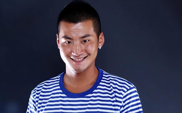 孙浩：26岁上春晚走红，得罪杨坤20年不说话，56岁至今未婚没孩子_1-第3张图片-九妖电影