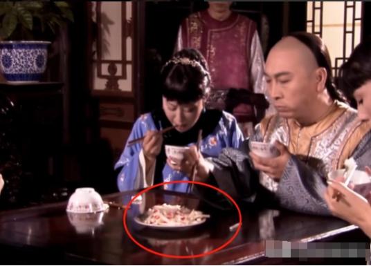 影视剧中笑死人的穿帮镜头,简直太辣眼睛了,连父母爱情都没躲过-第8张图片-九妖电影 影视剧中笑死人的穿帮镜头,简直太辣眼睛了,连父母爱情都没躲过-第8张图片-九妖电影