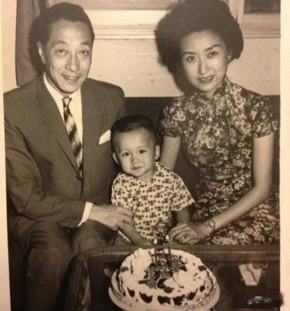 怪不得庾母看不上伊能静，看她结婚照就知道是个狠人，且才貌双修-第9张图片-九妖电影
