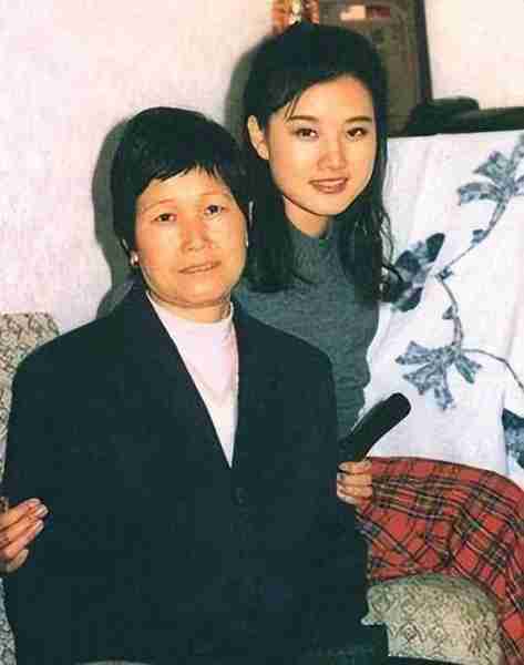 宋祖英：12岁父亲去世，24次上春晚，39岁生子，57岁依然光彩照人-第7张图片-九妖电影