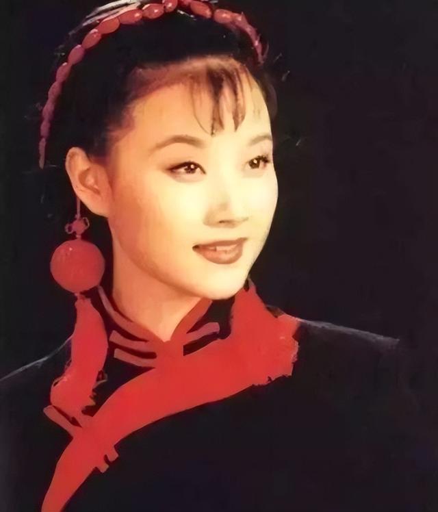 宋祖英：12岁父亲去世，24次上春晚，39岁生子，57岁依然光彩照人-第12张图片-九妖电影